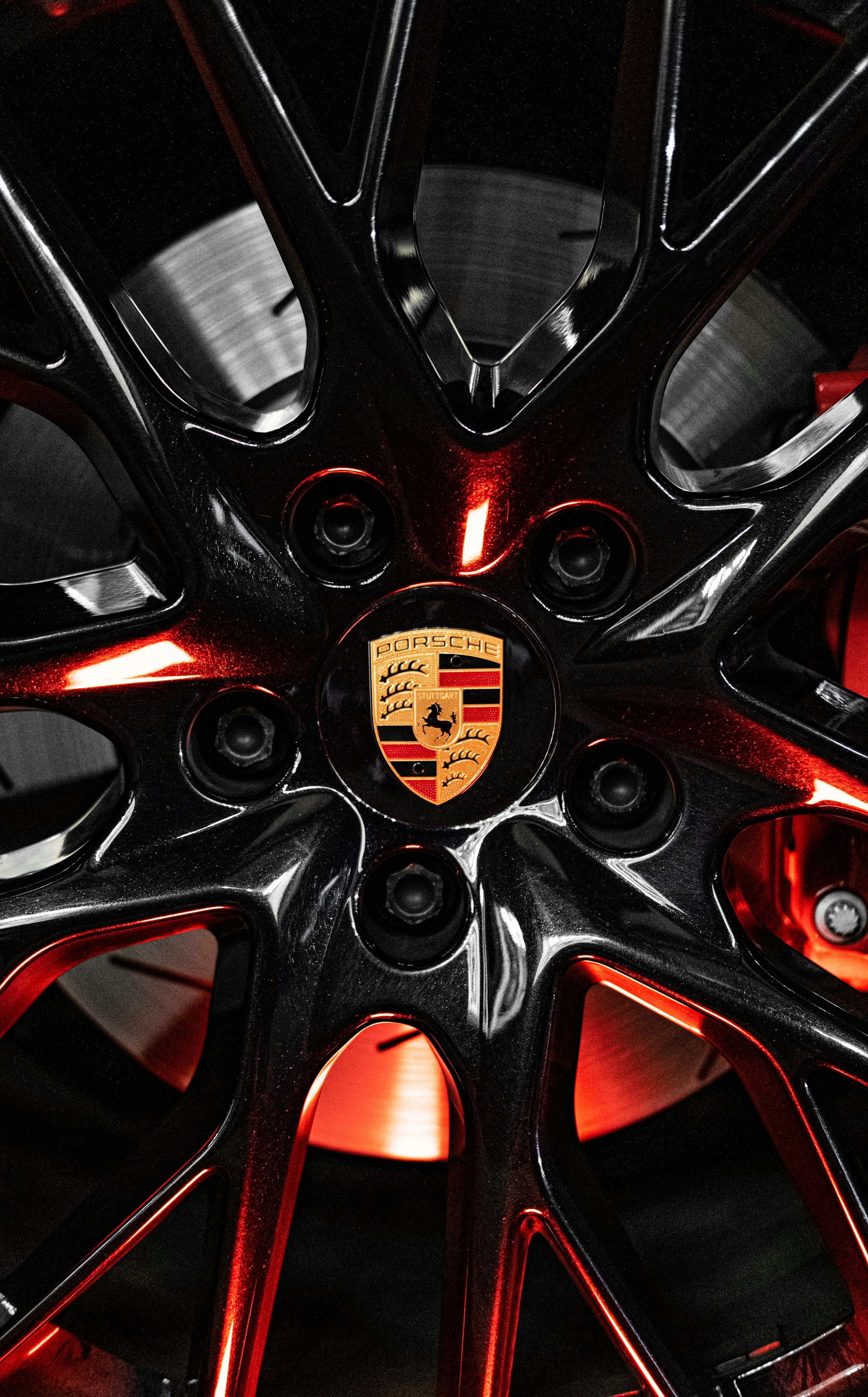 Detal felgi i hamulców Porsche w czerwonym świetle
